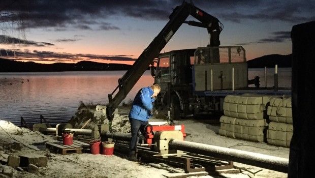 Man som jobbar med sjöledningar