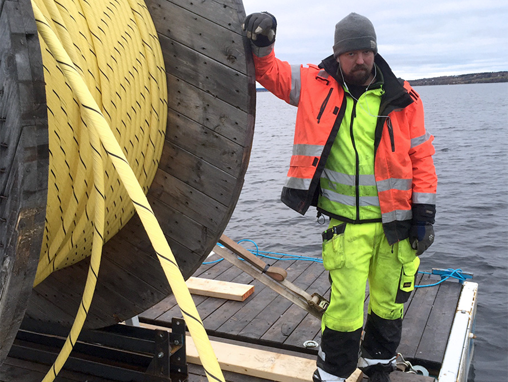 Man som står vid kabelförlängning